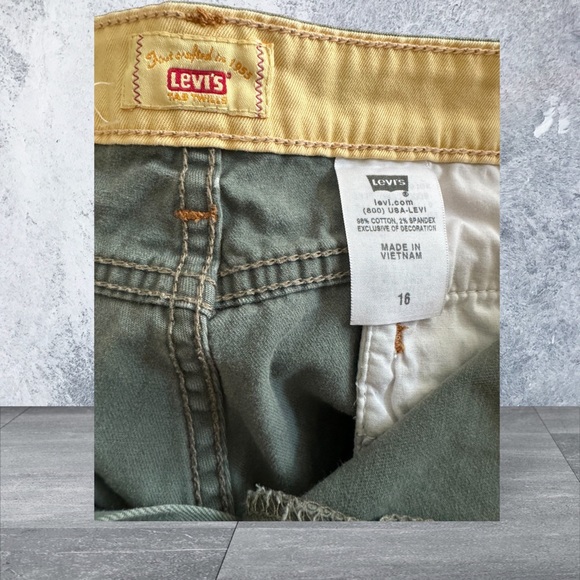 Levi’s Tab Twill Bermuda Womens Shorts. EUC - Picture 5 of 7